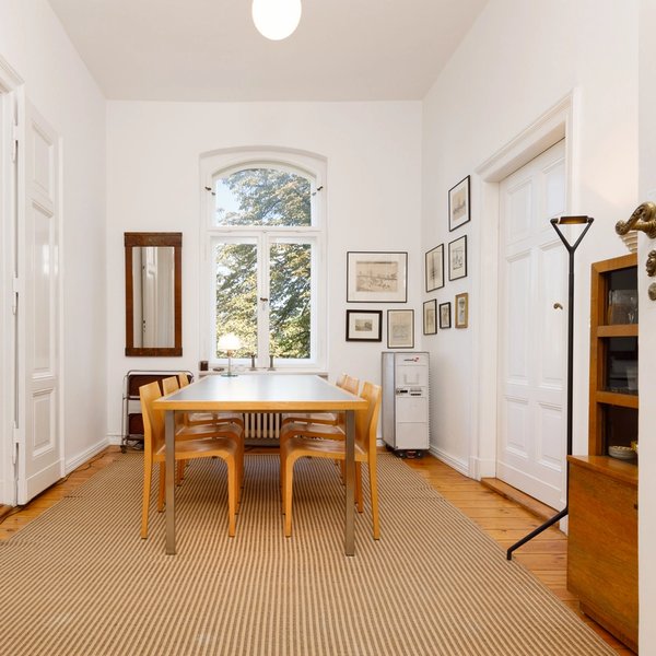 Esszimmer Holztisch Stühle Altbaufenster Dielenboden