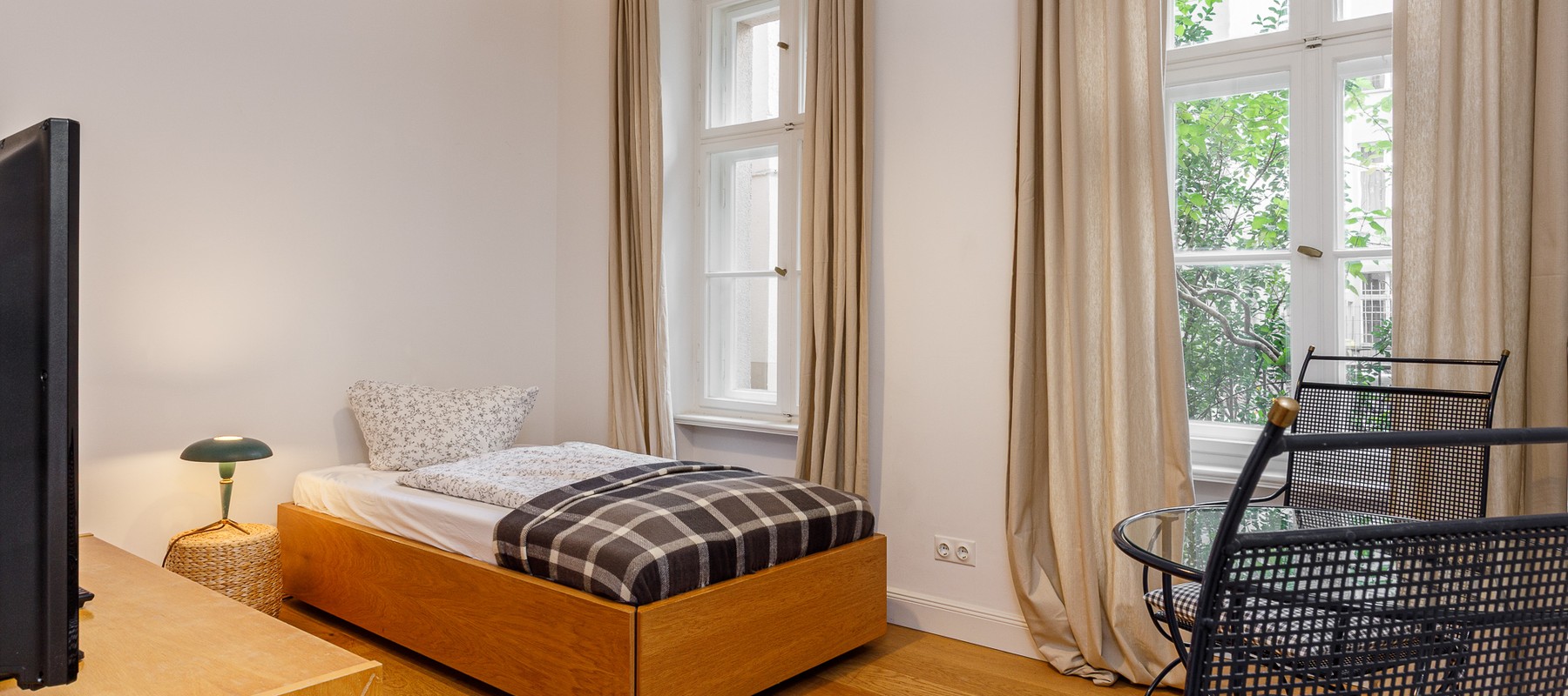 Großzügiges Schlafzimmer mit Ankleide & Bad Großzügiges Schlafzimmer mit Ankleide & Bad