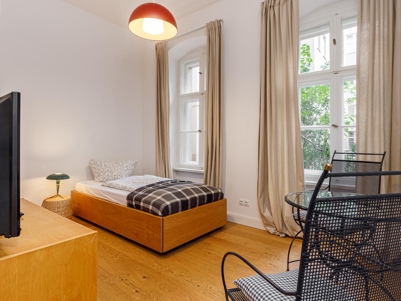 Großzügiges Schlafzimmer mit Ankleide & Bad Großzügiges Schlafzimmer mit Ankleide & Bad