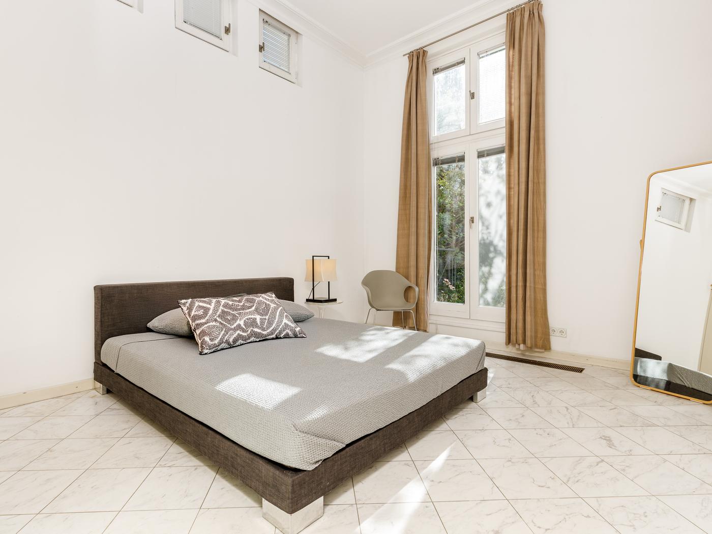 Schlafzimmer zum ruhigen Innenhof Schlafzimmer zum ruhigen Innenhof