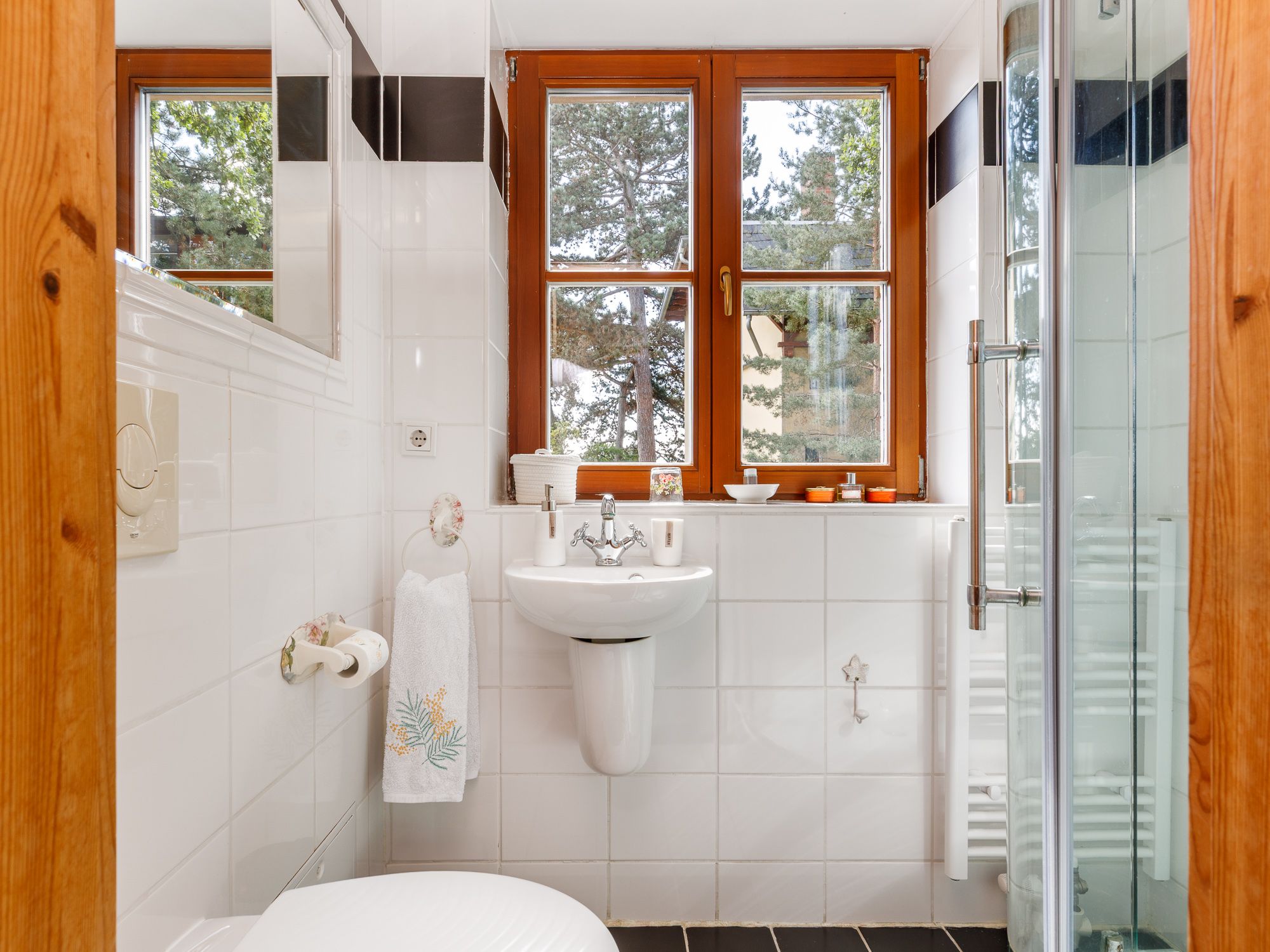 Modernes, tagesbelichtetes Gästebad mit Dusche 