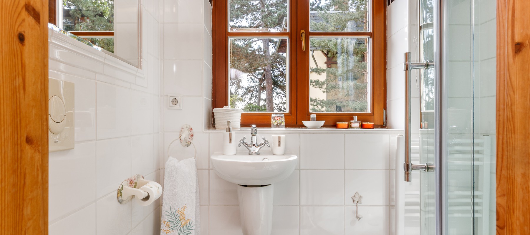 Modernes, tagesbelichtetes Gästebad mit Dusche Modernes, tagesbelichtetes Gästebad mit Dusche