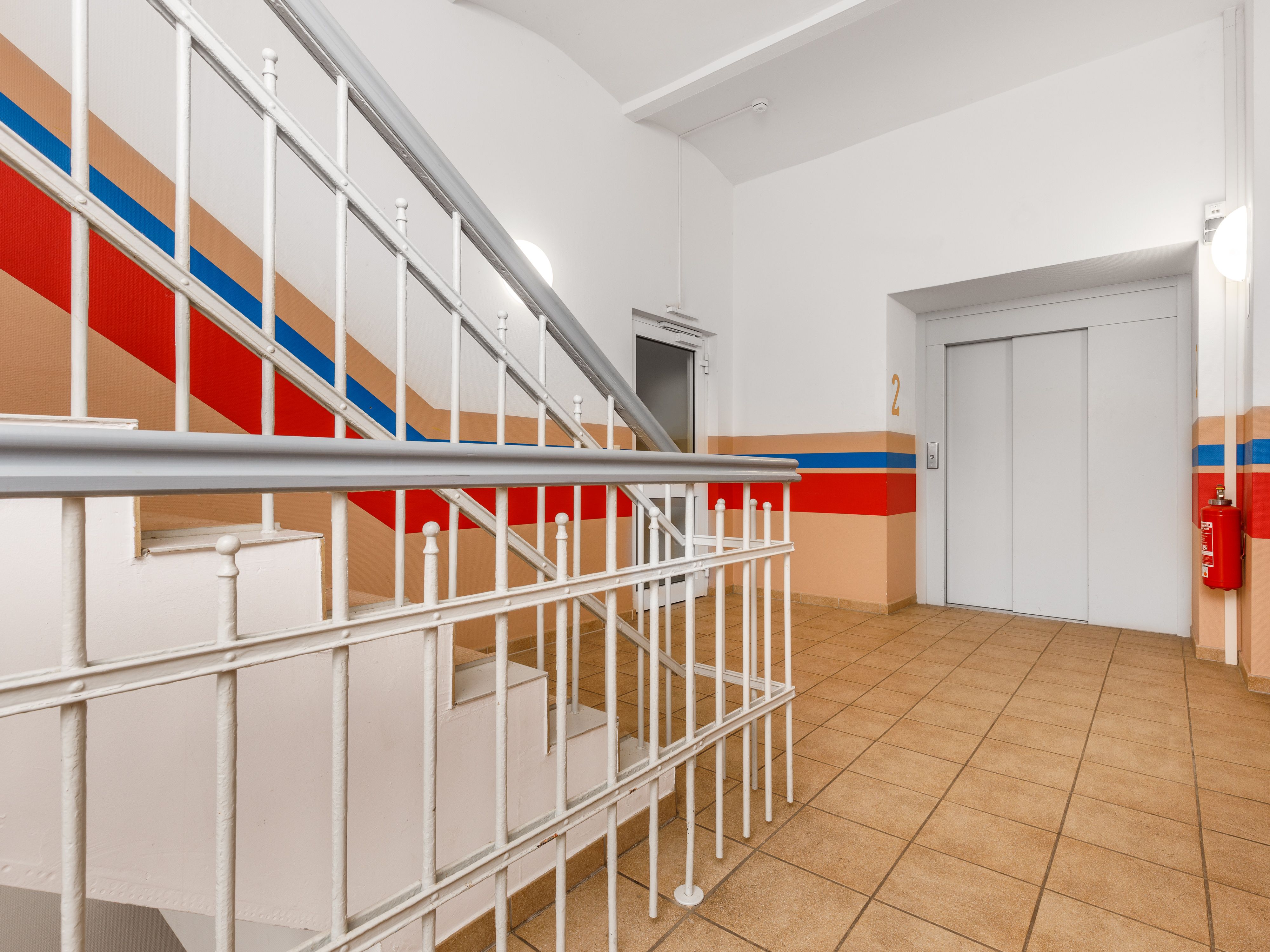 Treppenhaus mit Zugang zum Lastenaufzug 