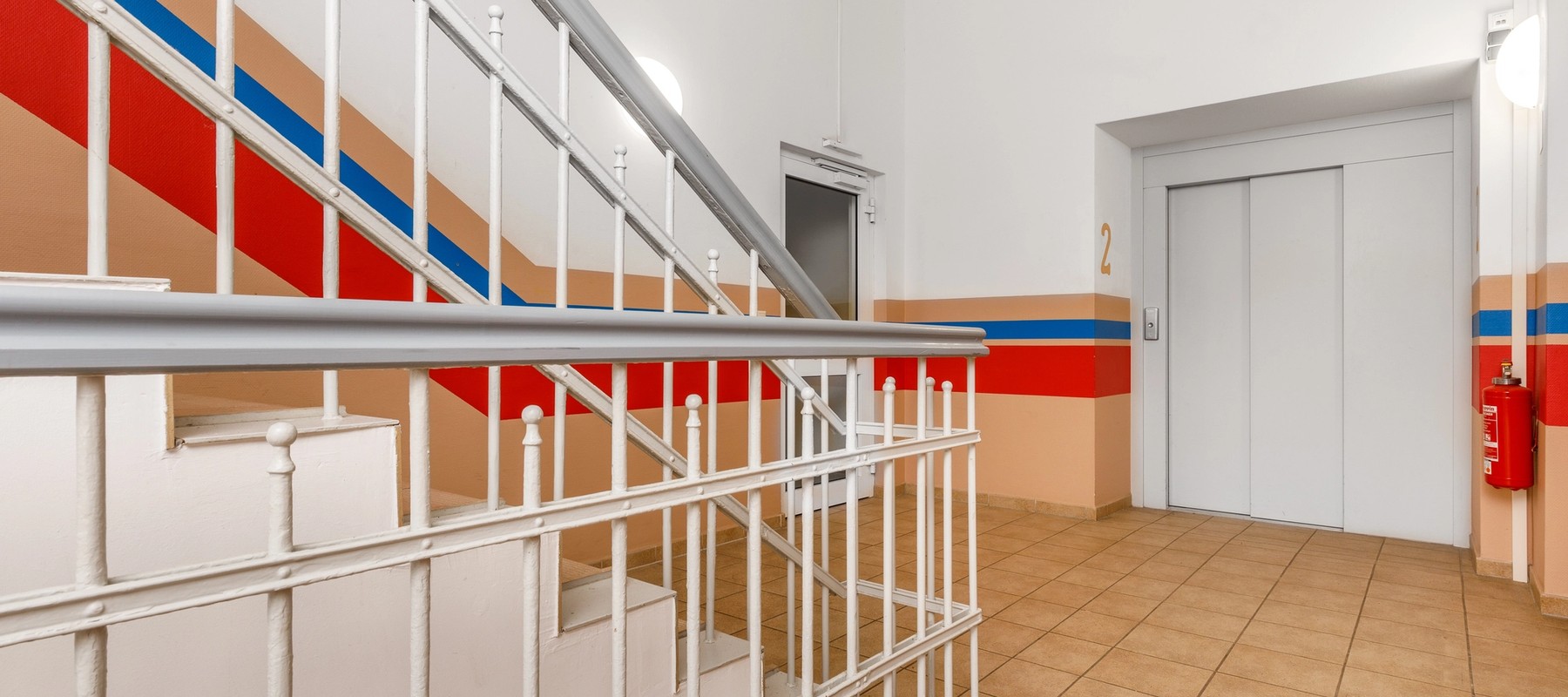 Treppenhaus mit Zugang zum Lastenaufzug Treppenhaus mit Zugang zum Lastenaufzug