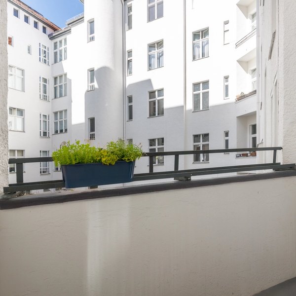 Balkon Innenhofblick Pflanzkasten Geländer