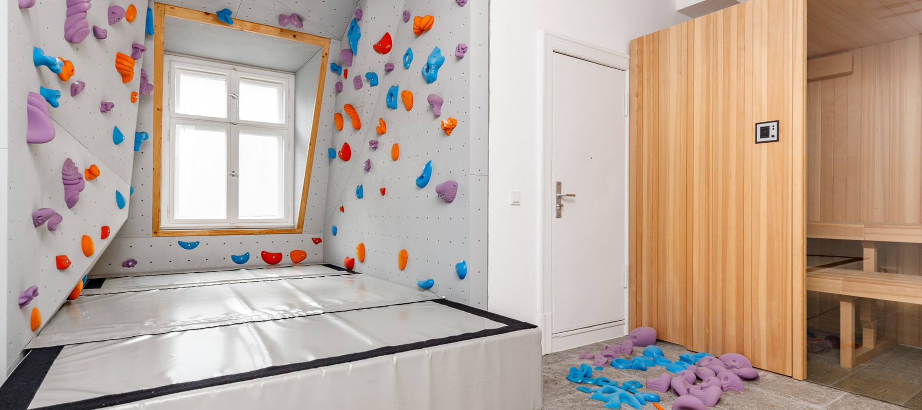 Stately apartment in an old building with separate living quarters, within walking distance of Bayerischer Platz