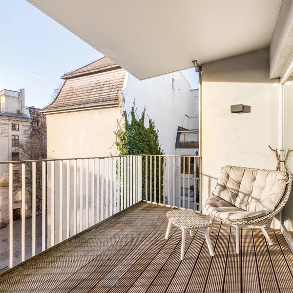 Balkon Holzdeck Stadtblick