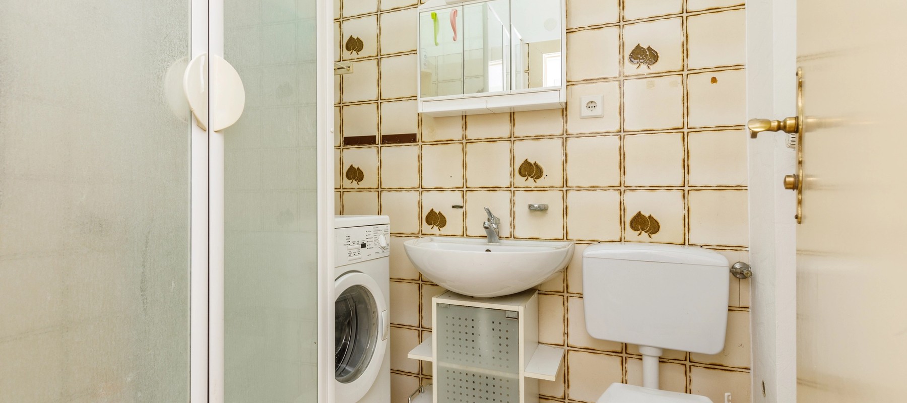 Innenliegendes Duschbad mit begehbarer Dusche und Fenster Innenliegendes Duschbad mit begehbarer Dusche und Fenster