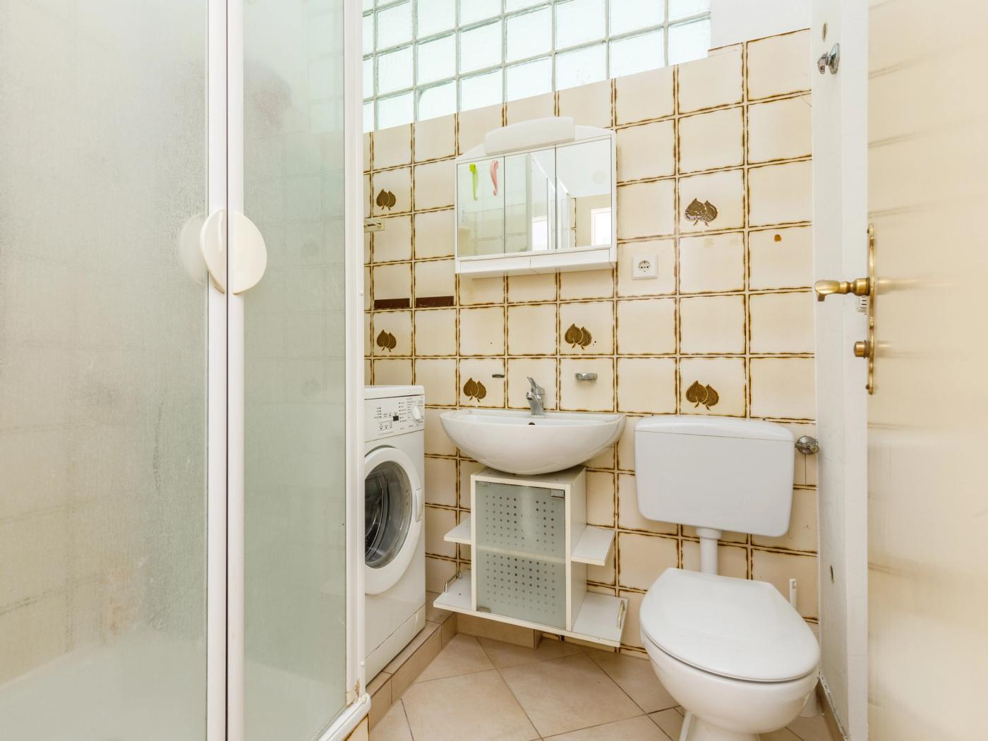 Innenliegendes Duschbad mit begehbarer Dusche und Fenster Innenliegendes Duschbad mit begehbarer Dusche und Fenster