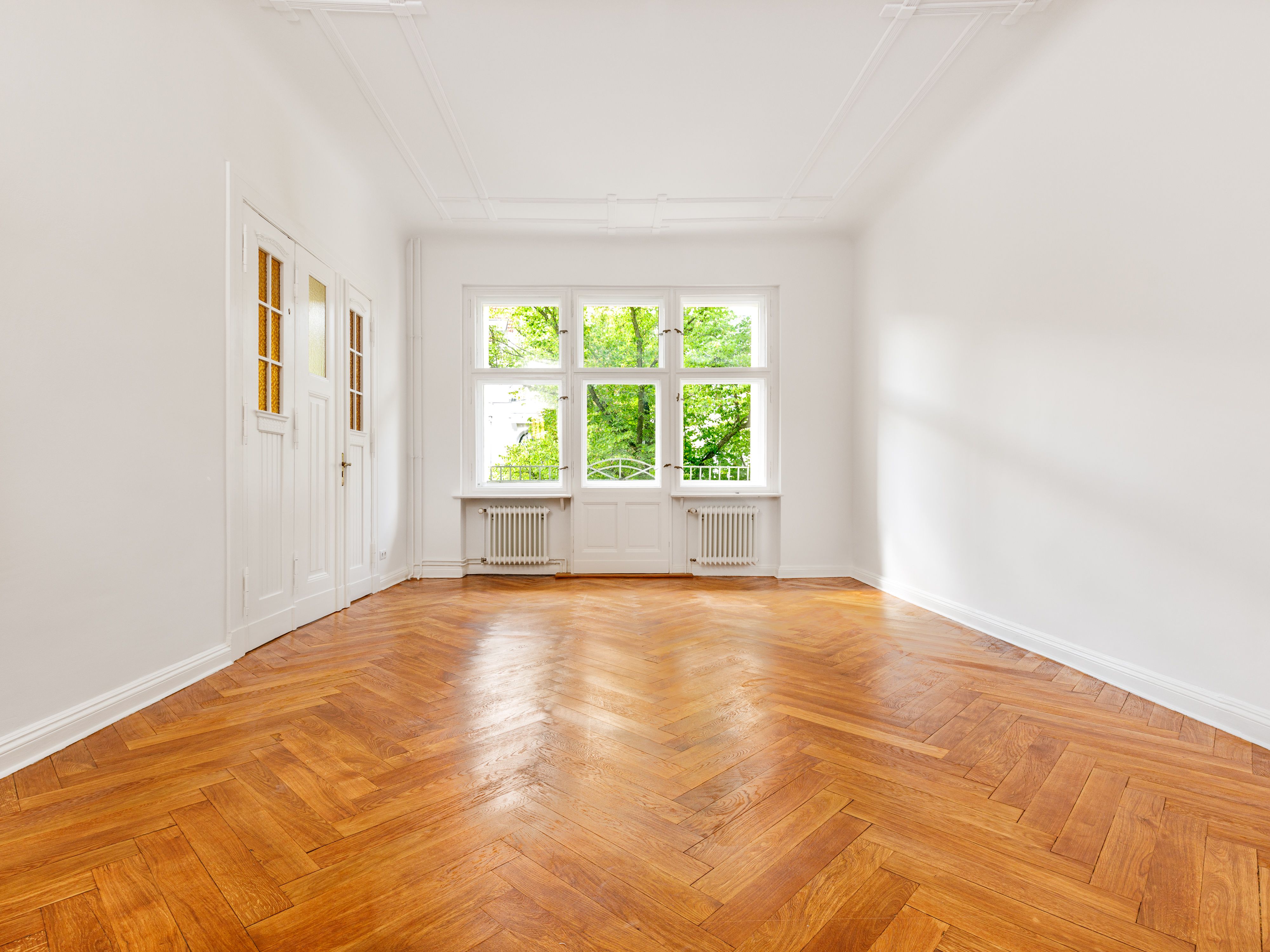 Esszimmer mit Fischgrätparkett und Stuckelementen 