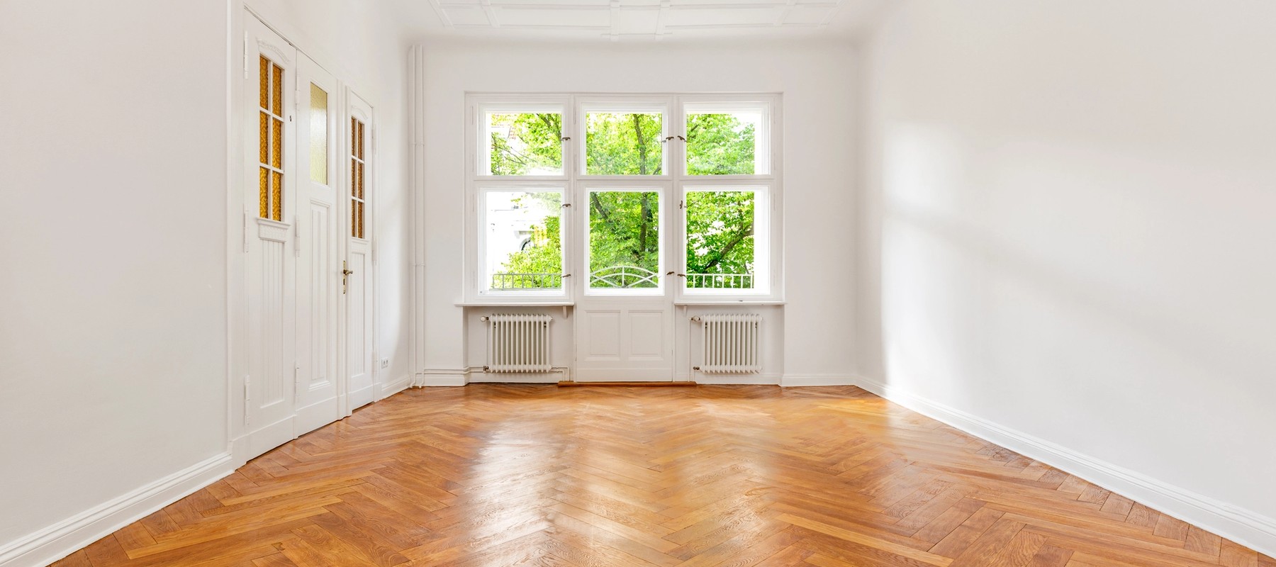 Esszimmer mit Fischgrätparkett und Stuckelementen Esszimmer mit Fischgrätparkett und Stuckelementen