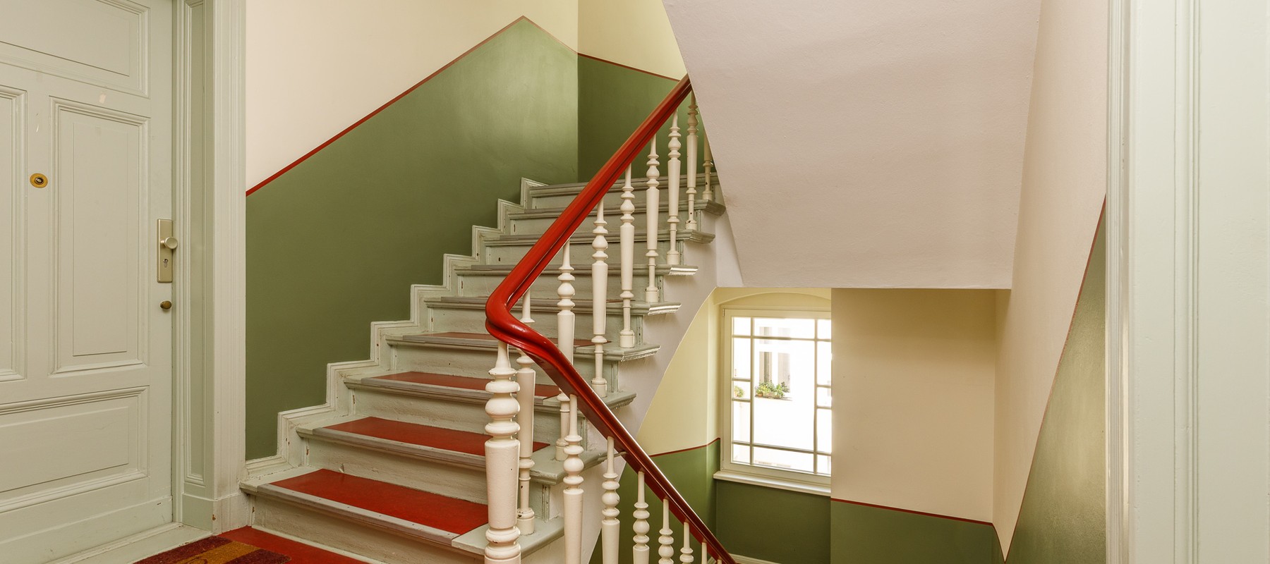 Gepflegtes Treppenhaus mit stilvollem Farbdesign Gepflegtes Treppenhaus mit stilvollem Farbdesign
