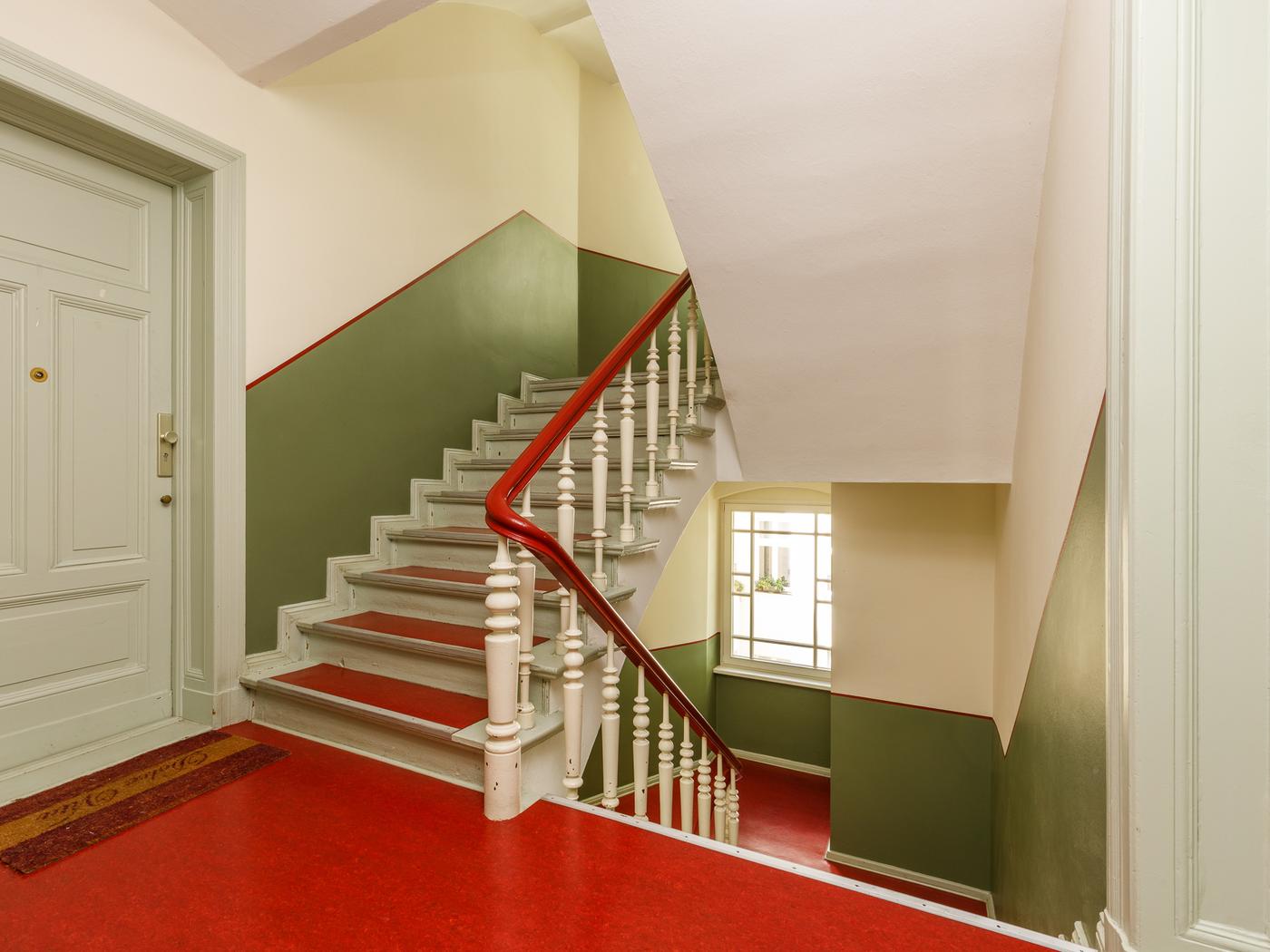 Gepflegtes Treppenhaus mit stilvollem Farbdesign Gepflegtes Treppenhaus mit stilvollem Farbdesign