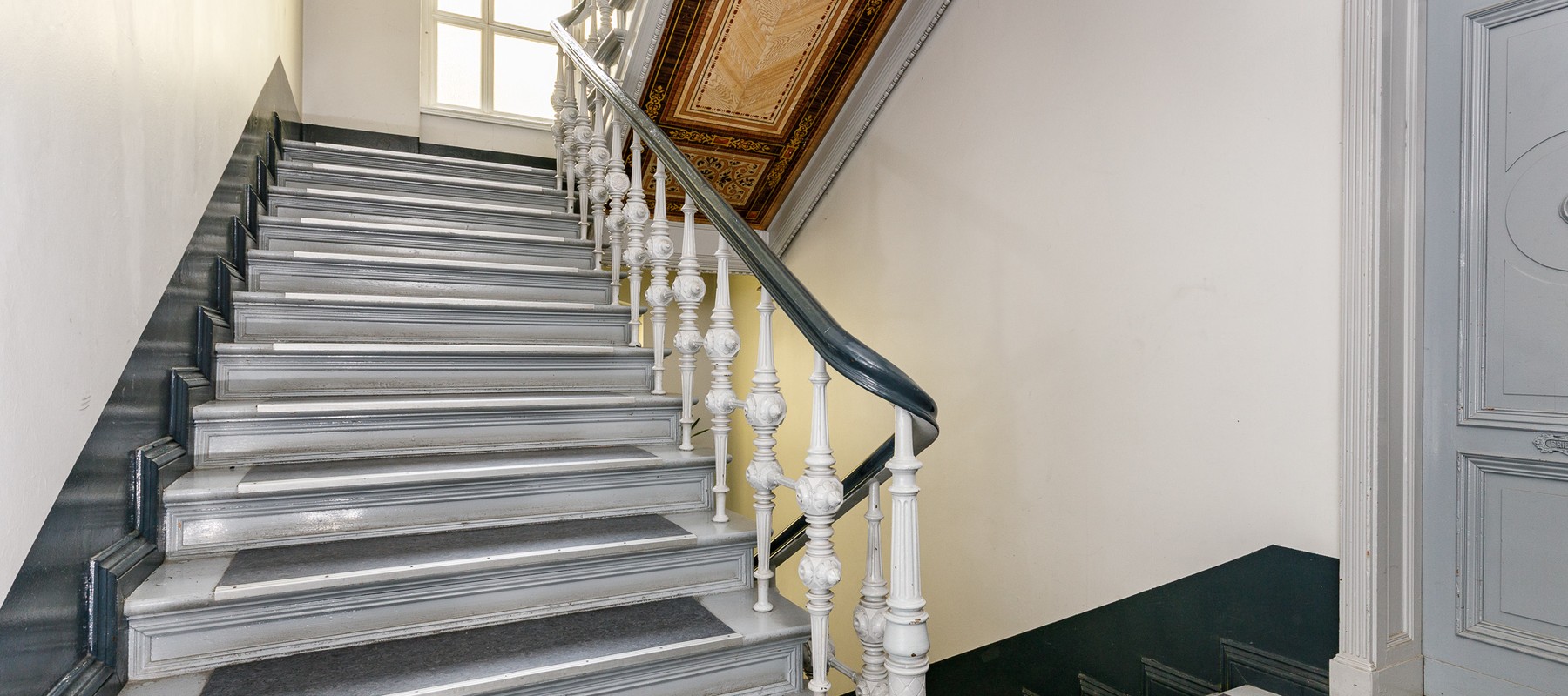Gepflegtes Treppenhaus mit originalen Stuck-Ornamenten Gepflegtes Treppenhaus mit originalen Stuck-Ornamenten