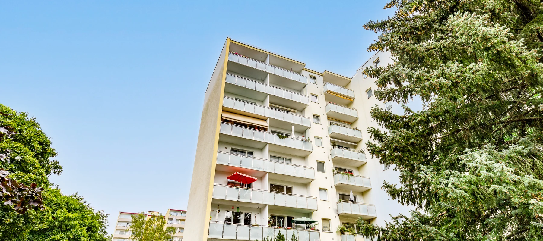 Schönes Apartment mit Loggia: Lichtdurchflutetes Wohnen mit Panoramablick über Zehlendorf