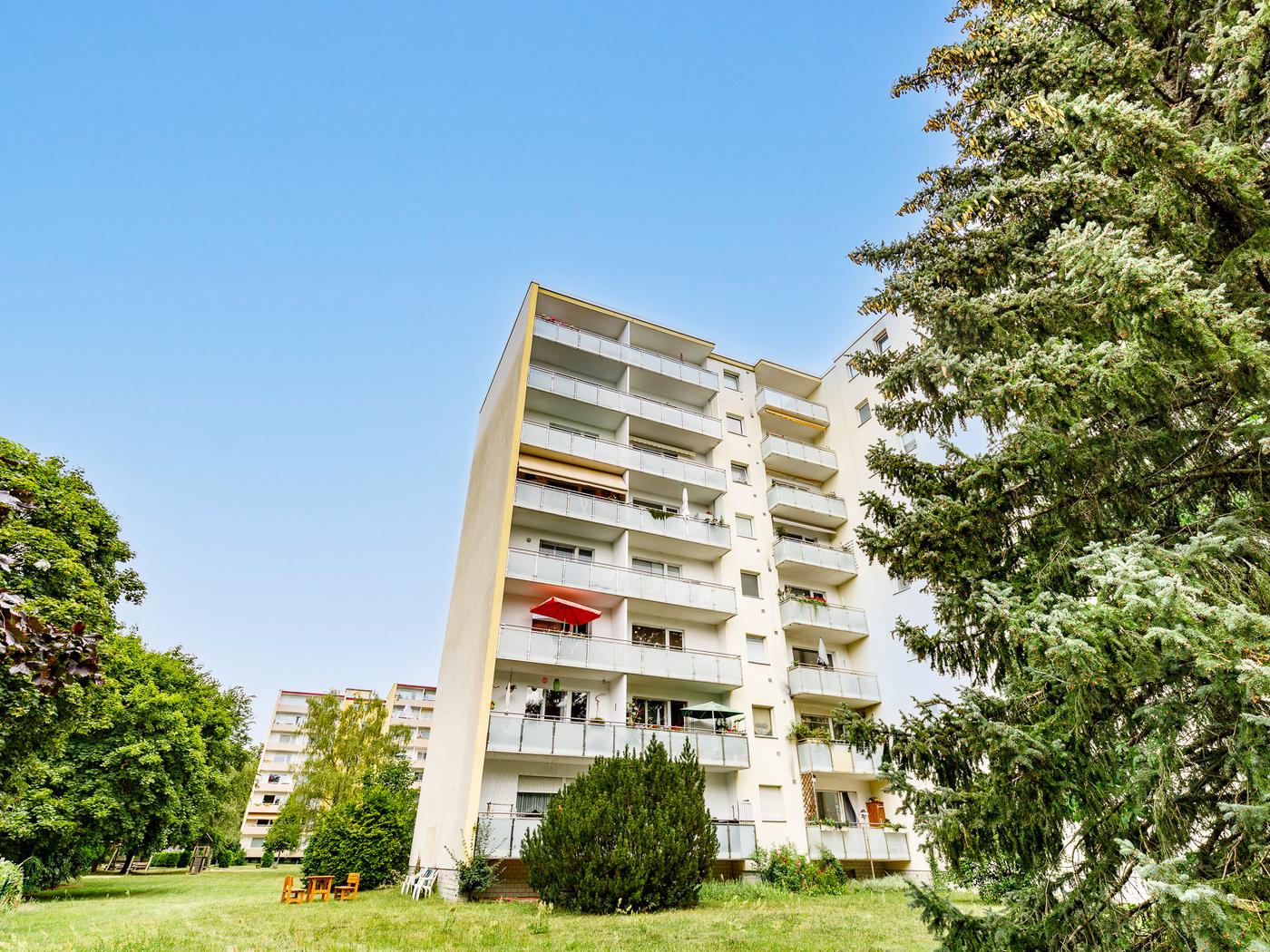 Schönes Apartment mit Loggia: Lichtdurchflutetes Wohnen mit Panoramablick über Zehlendorf