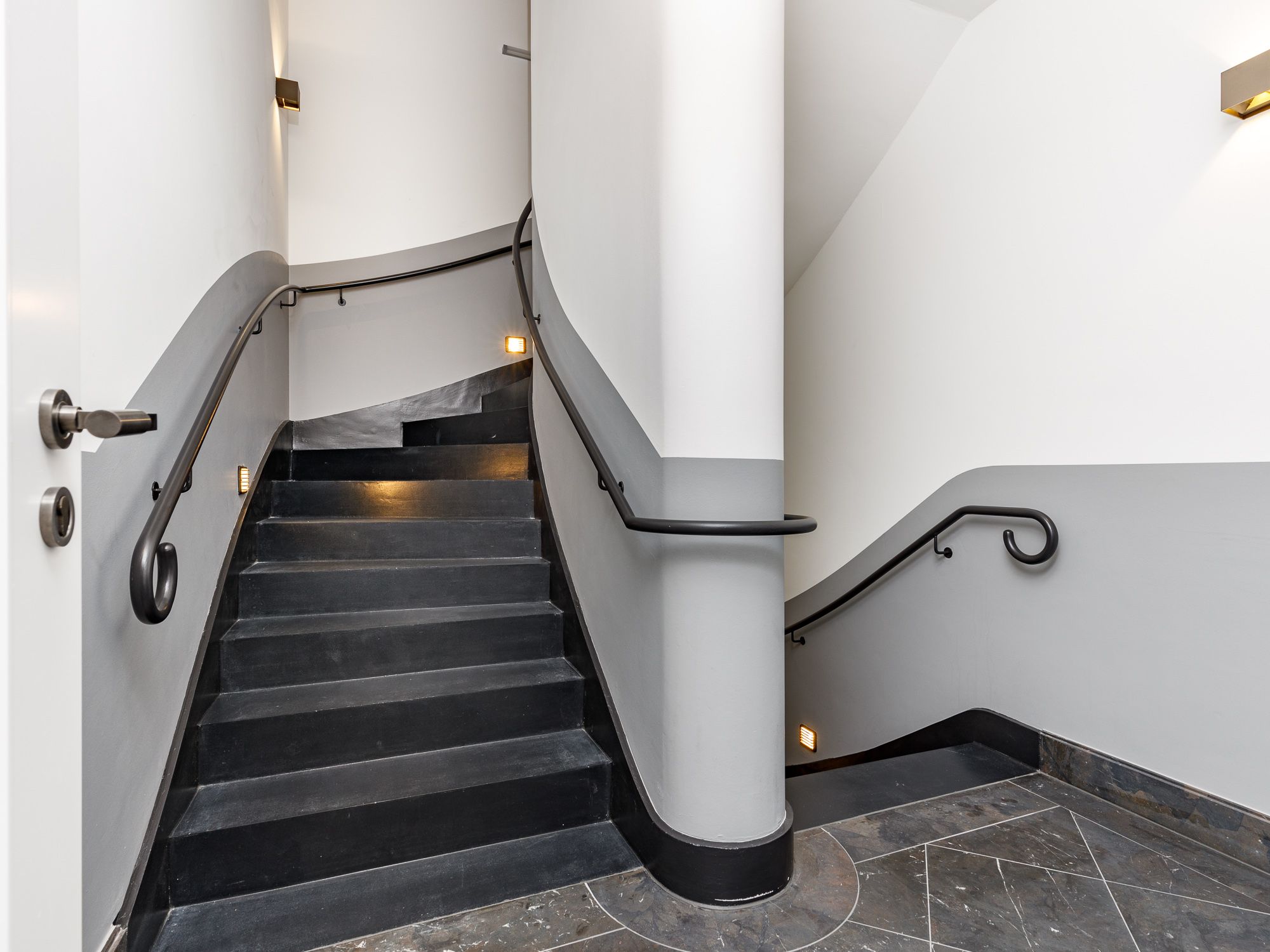 Elegantes, stilvolles Treppenhaus mit Natursteinboden 