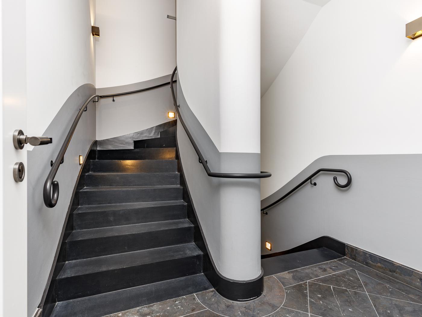 Elegantes, stilvolles Treppenhaus mit Natursteinboden  Elegantes, stilvolles Treppenhaus mit Natursteinboden
