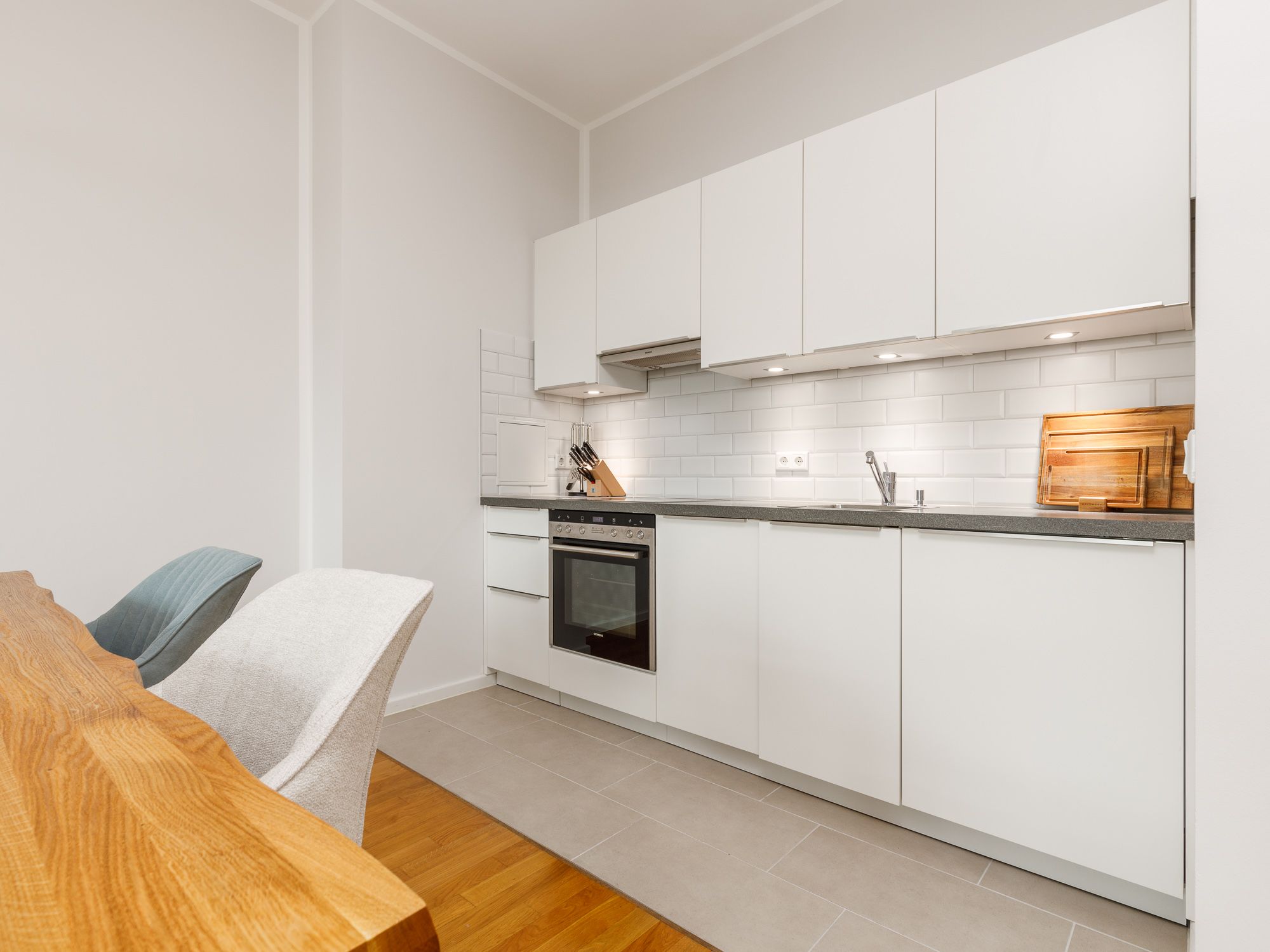 Moderne Einbauküche mit Elektrogeräten und elegantem Fliesenspiegel