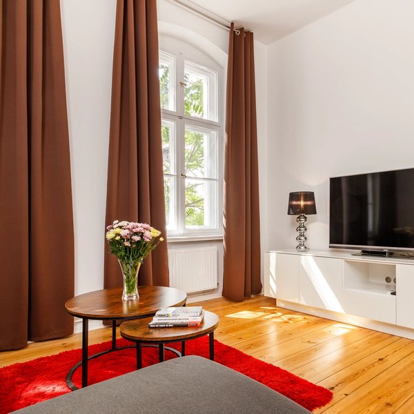 Wohnbereich Dielenboden Fernseher Doppelfenster