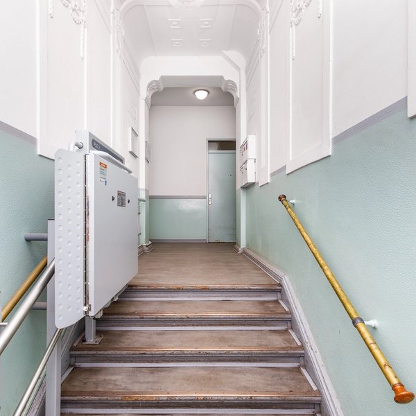 Treppenaufgang Holzstufen Geländer Plattformlift