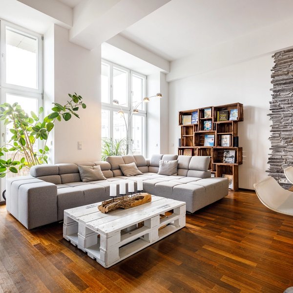Wohnbereich Sofa Fenster Holzboden