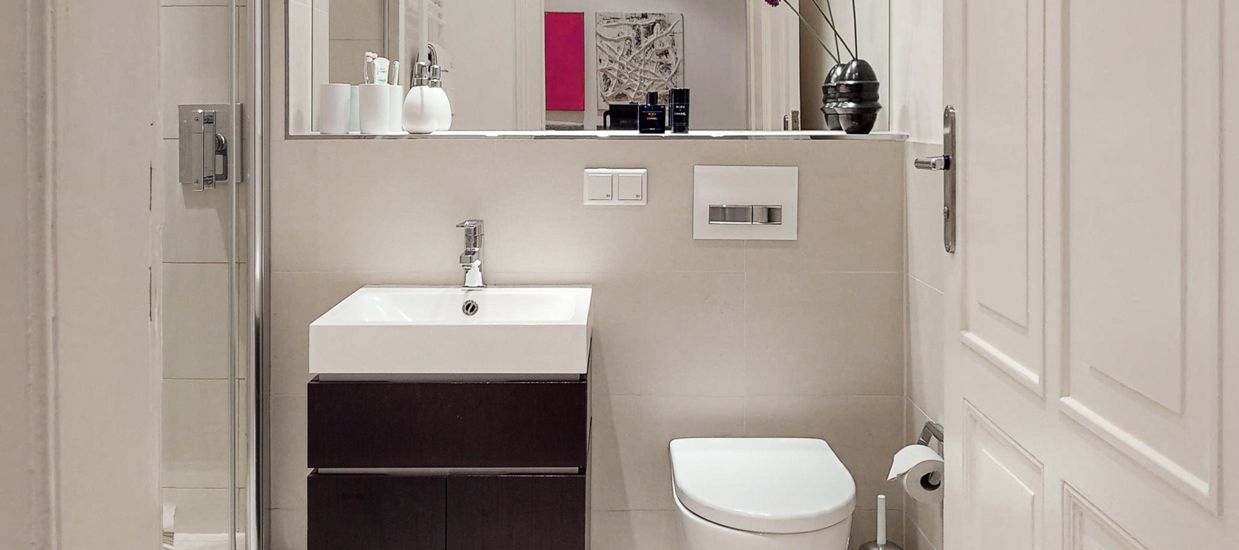 Hochwertiges Duschbad mit Hänge-WC Hochwertiges Duschbad mit Hänge-WC