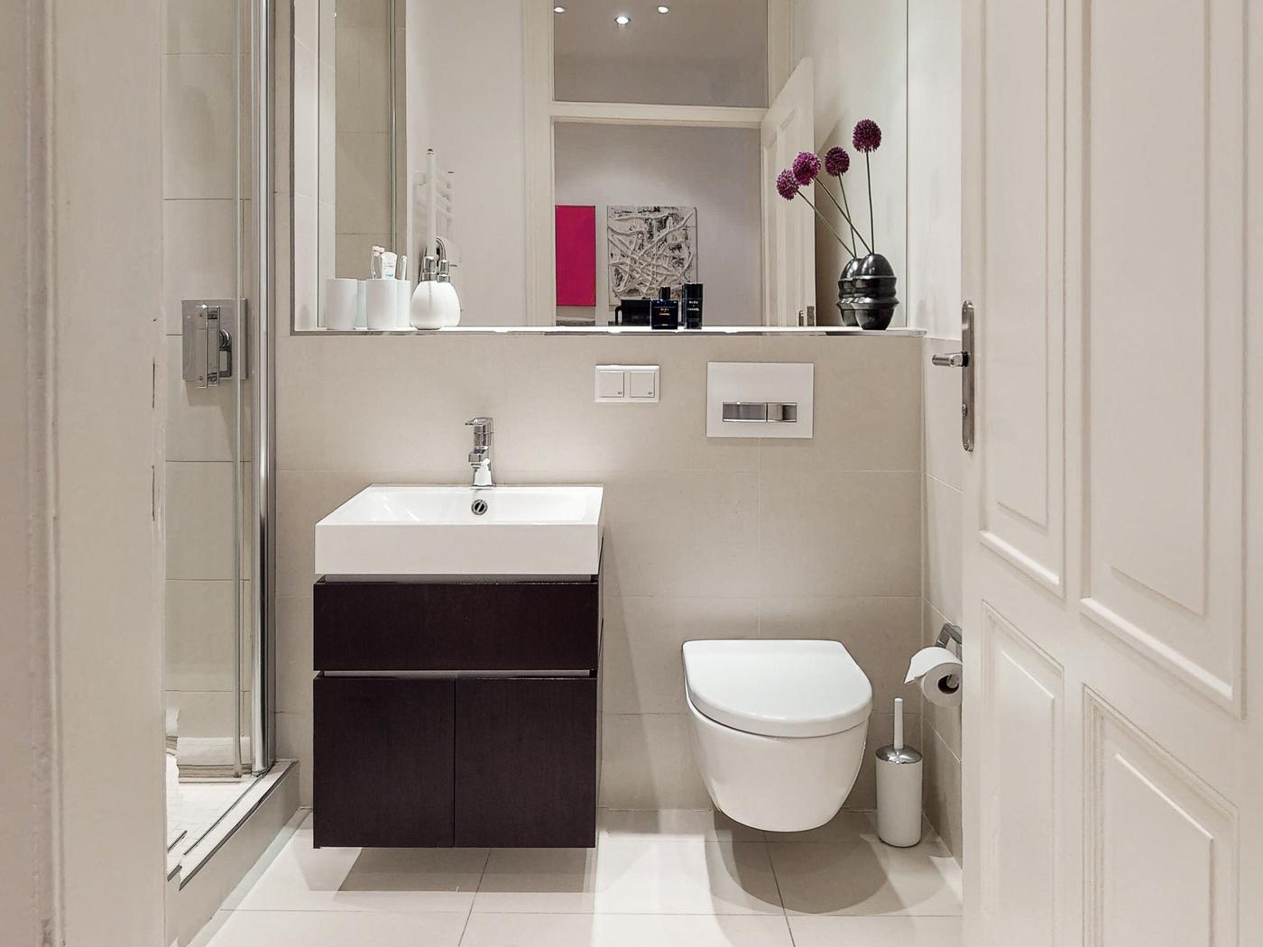 Hochwertiges Duschbad mit Hänge-WC Hochwertiges Duschbad mit Hänge-WC