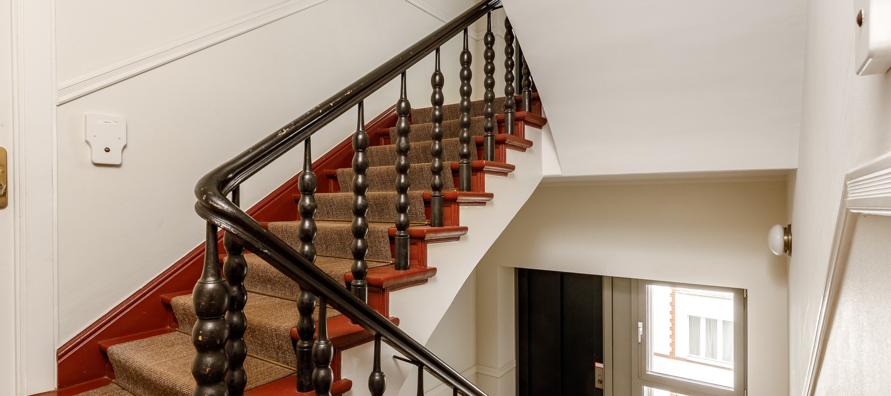 Gepflegtes Treppenhaus mit Sisalteppich Gepflegtes Treppenhaus mit Sisalteppich