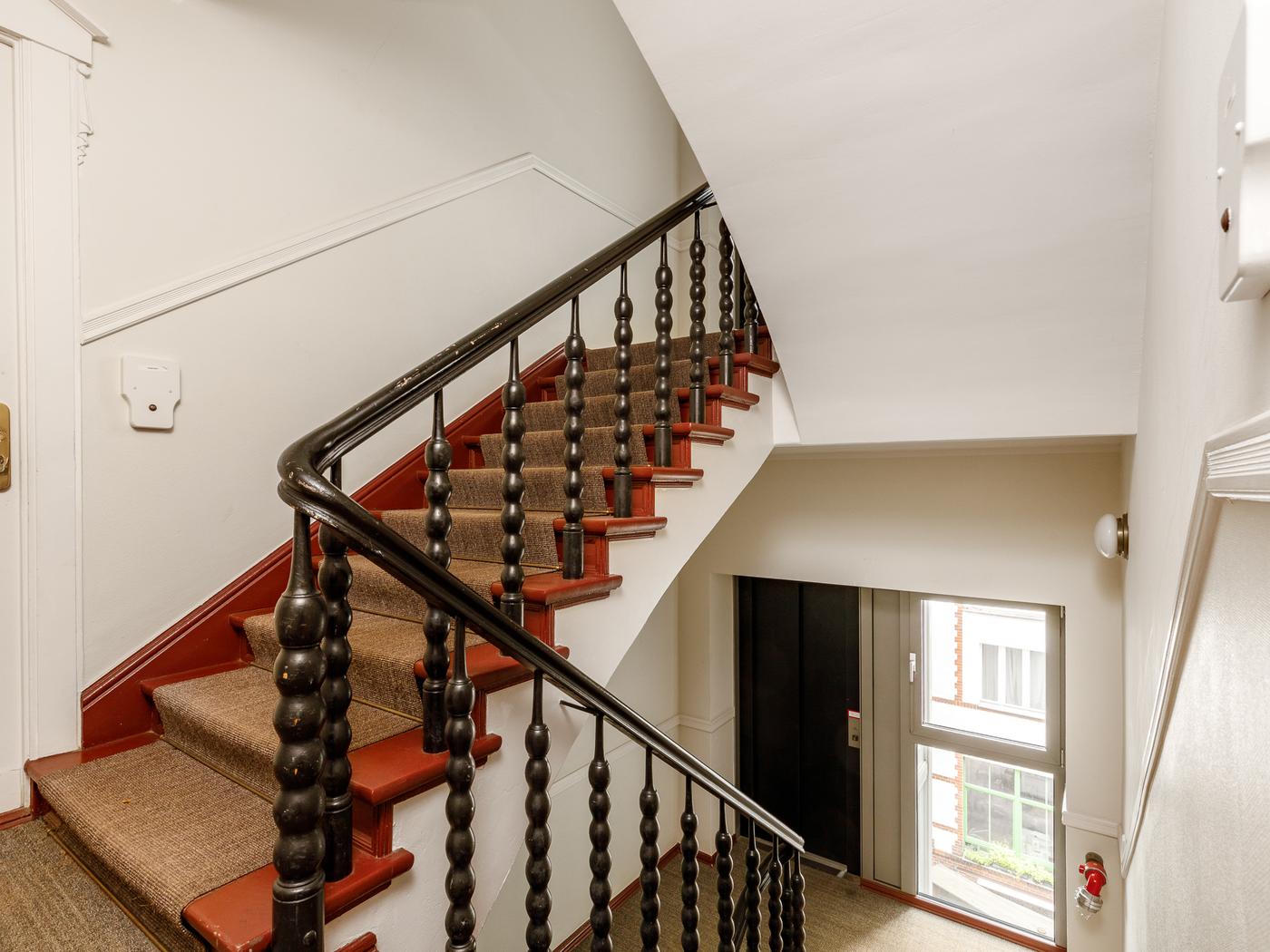 Gepflegtes Treppenhaus mit Sisalteppich Gepflegtes Treppenhaus mit Sisalteppich