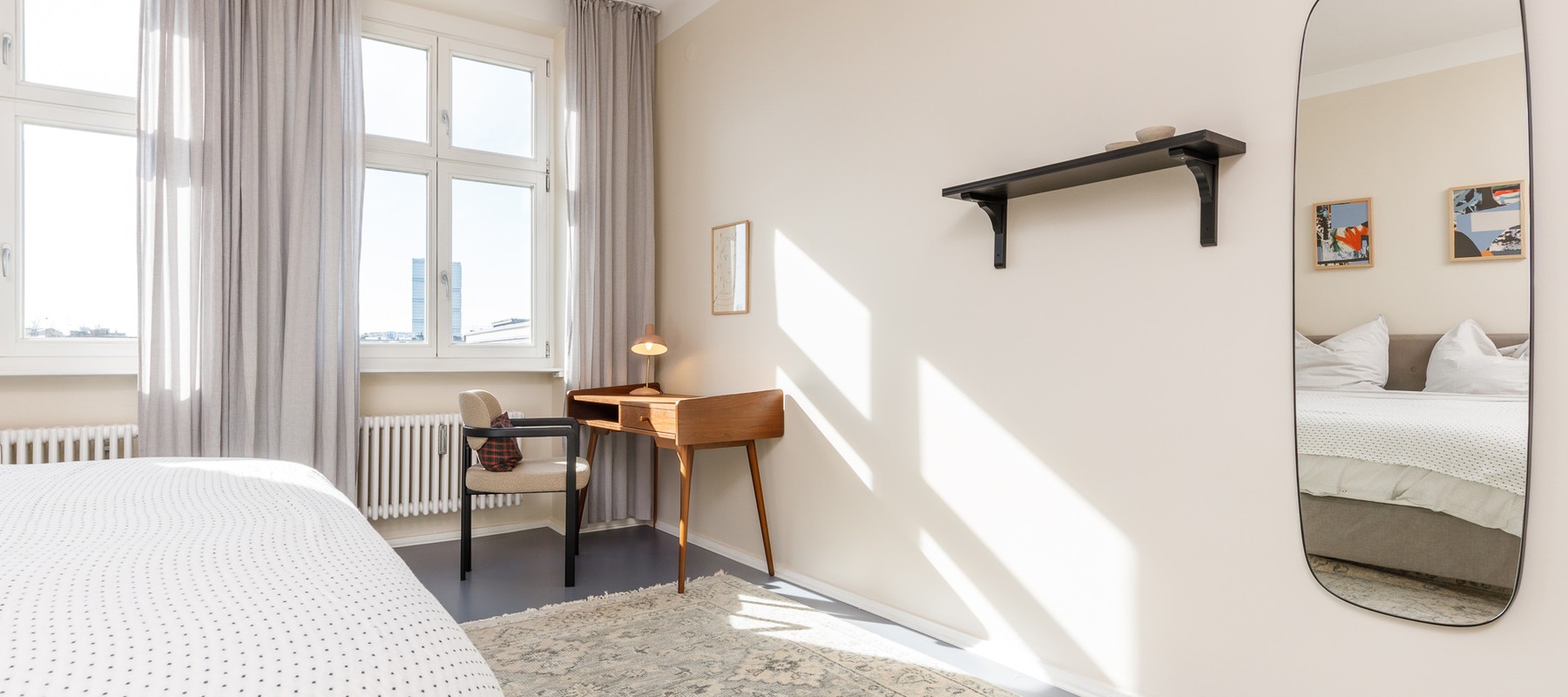 Schlafzimmer mit kleinem Arbeitsbereich Schlafzimmer mit kleinem Arbeitsbereich