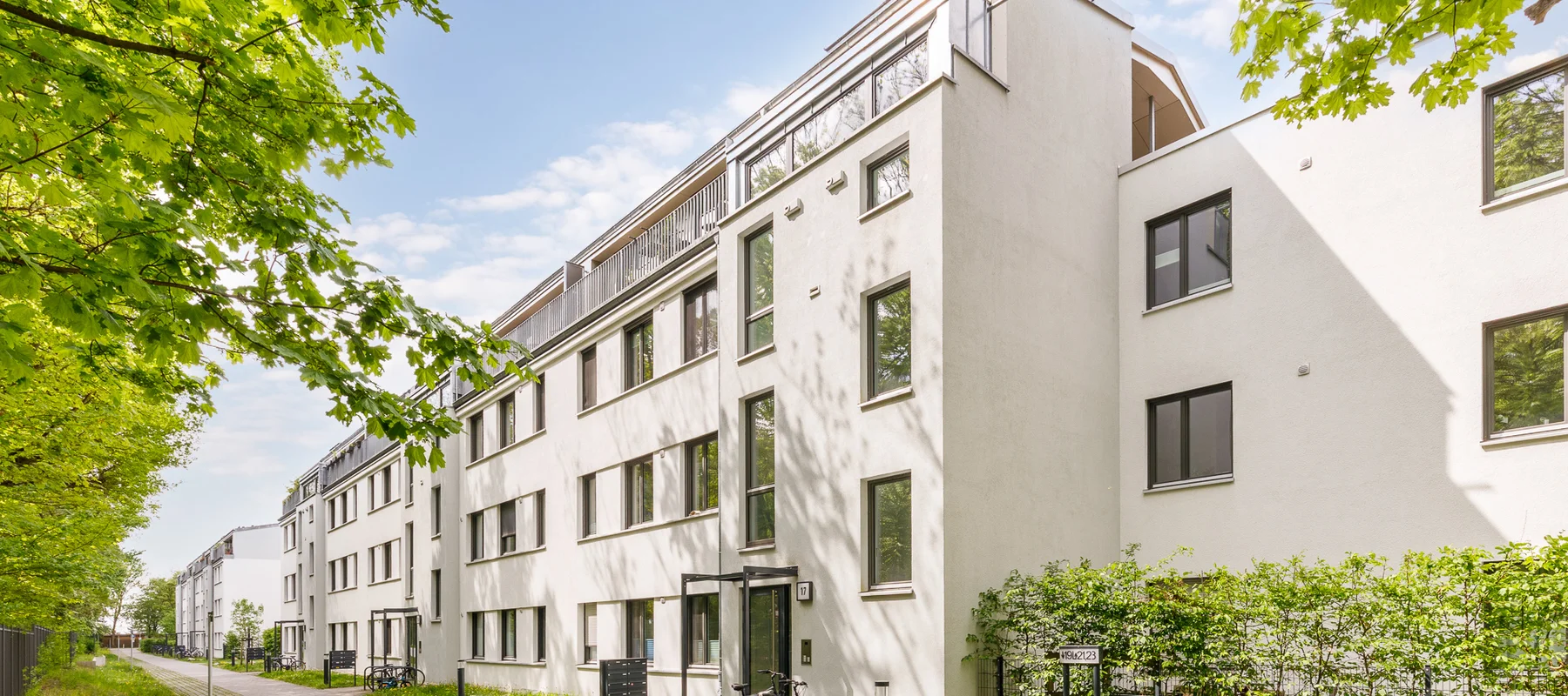 Moderne Familienwohnung mit Südwest-Balkon & Stellplatz vis-à-vis Schlosspark Biesdorf