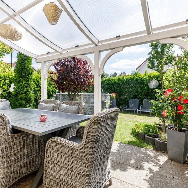 Terrasse Glasdach Esstisch Garten Hecke Pflanzkübel