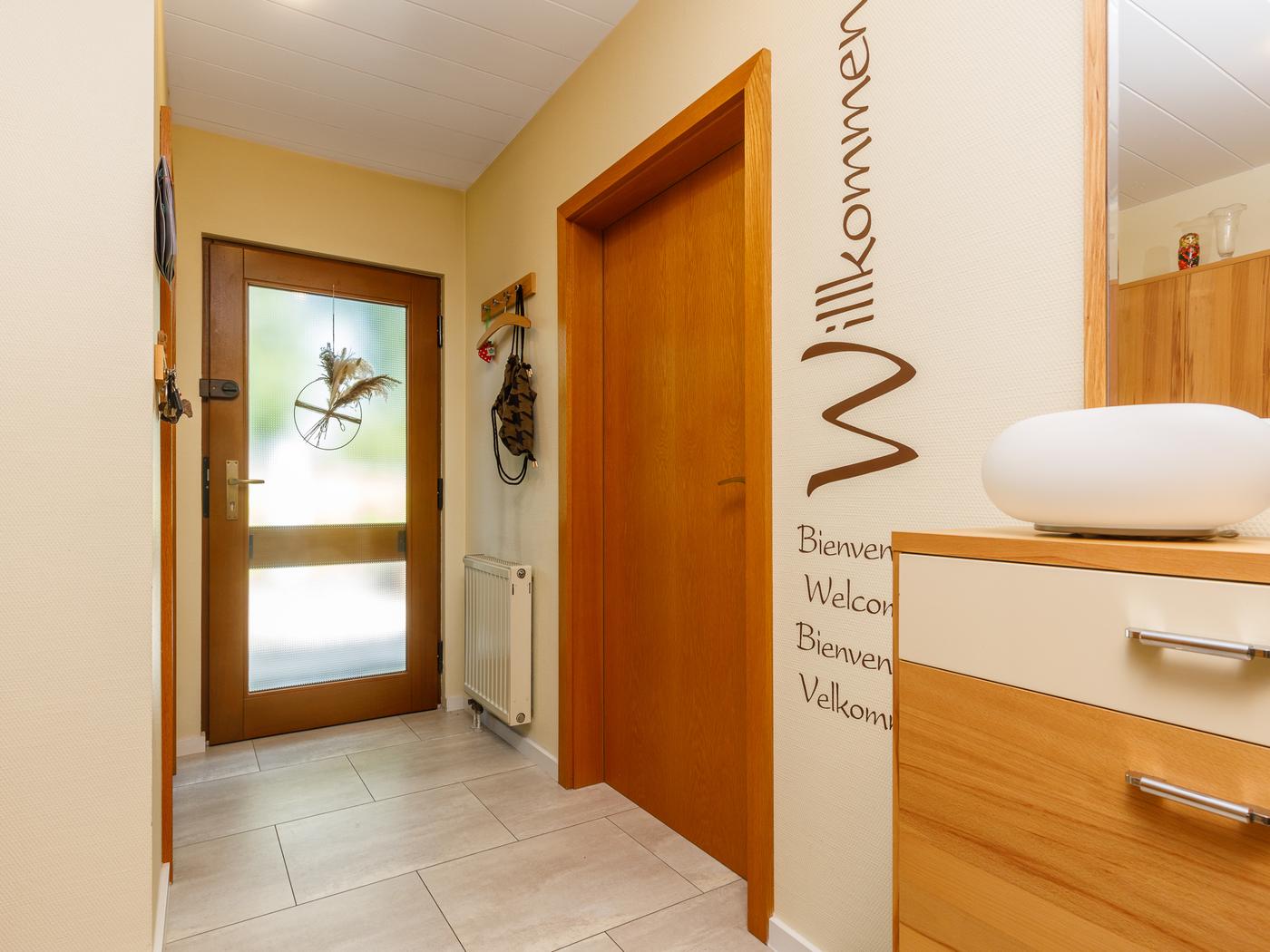 Hauseingang mit Sicherheitstür Hauseingang mit Sicherheitstür