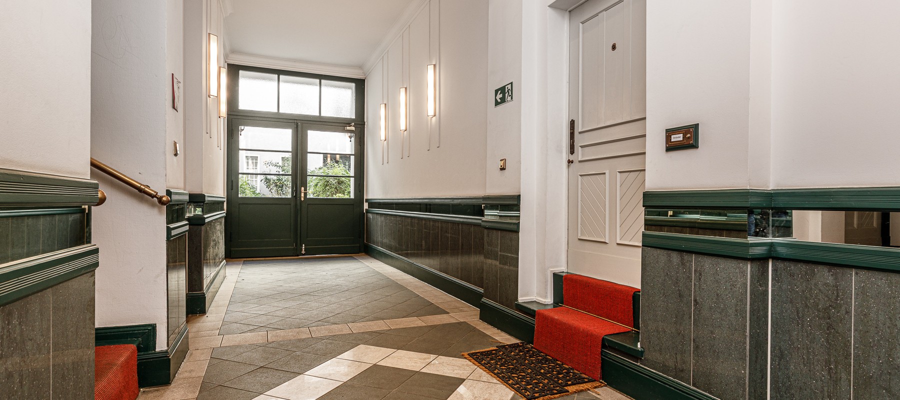 Hausflur und Eingangstür zur Wohnung Hausflur und Eingangstür zur Wohnung