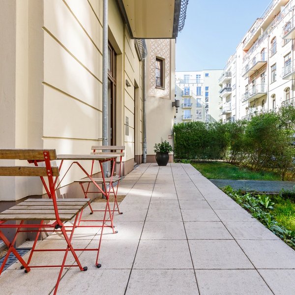 Terrasse Sitzgruppe Garten Gebäude