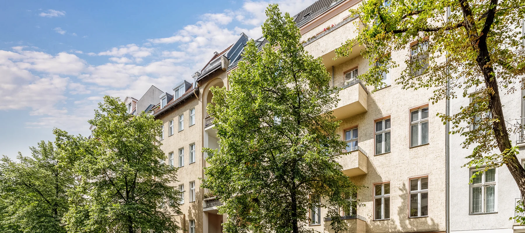 Idyllischer Privatgarten im Stadtzentrum: Hochwertige Gartenwohnung mit Designer-Küche & sonnigem Außenbereich