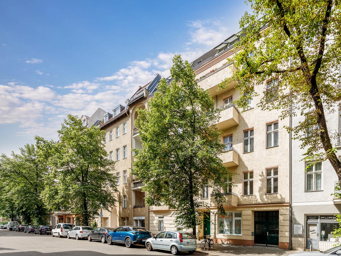 Idyllischer Privatgarten im Stadtzentrum: Hochwertige Gartenwohnung mit Designer-Küche & sonnigem Außenbereich