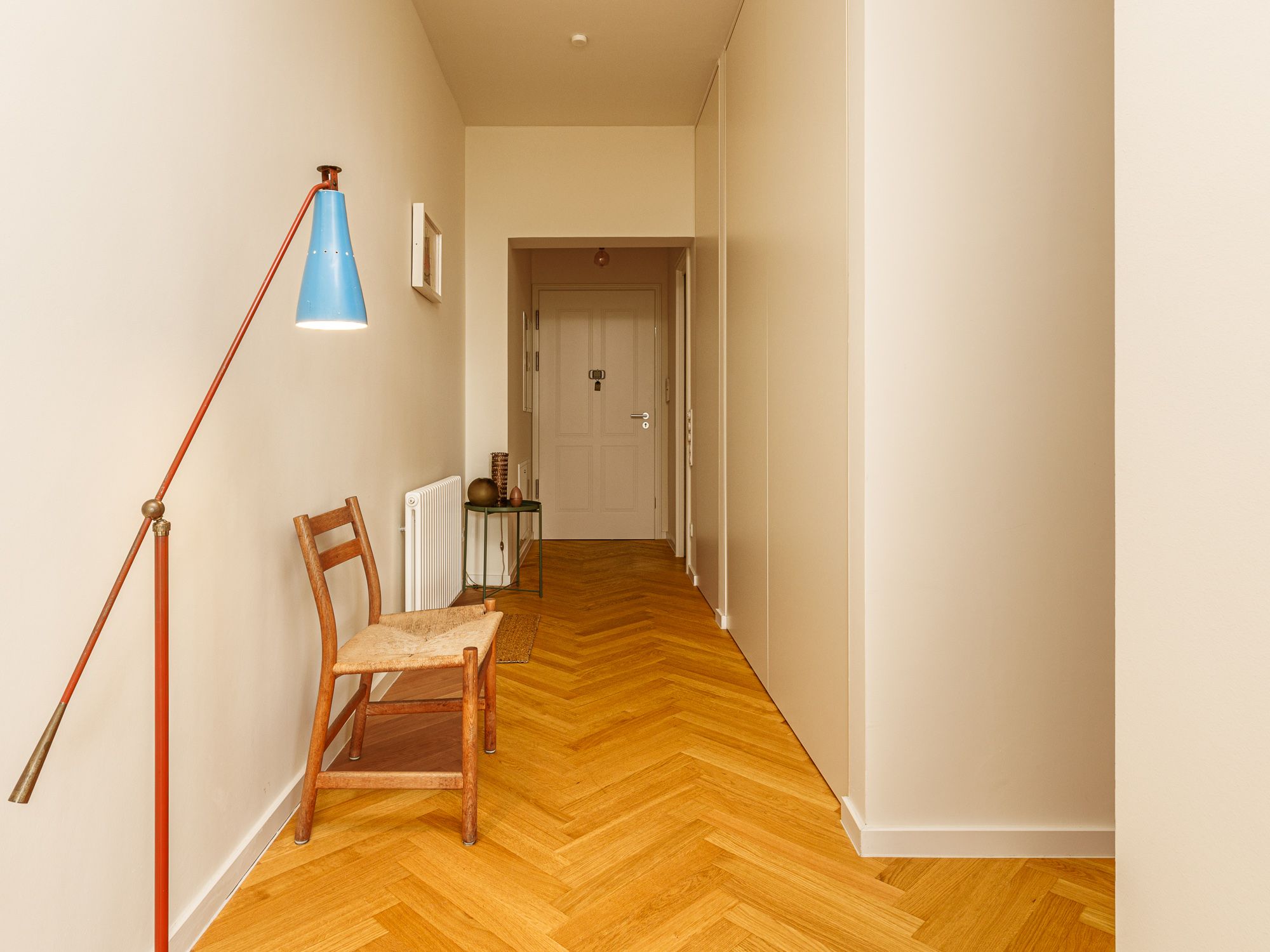 Entrance area with built-in wardrobes 