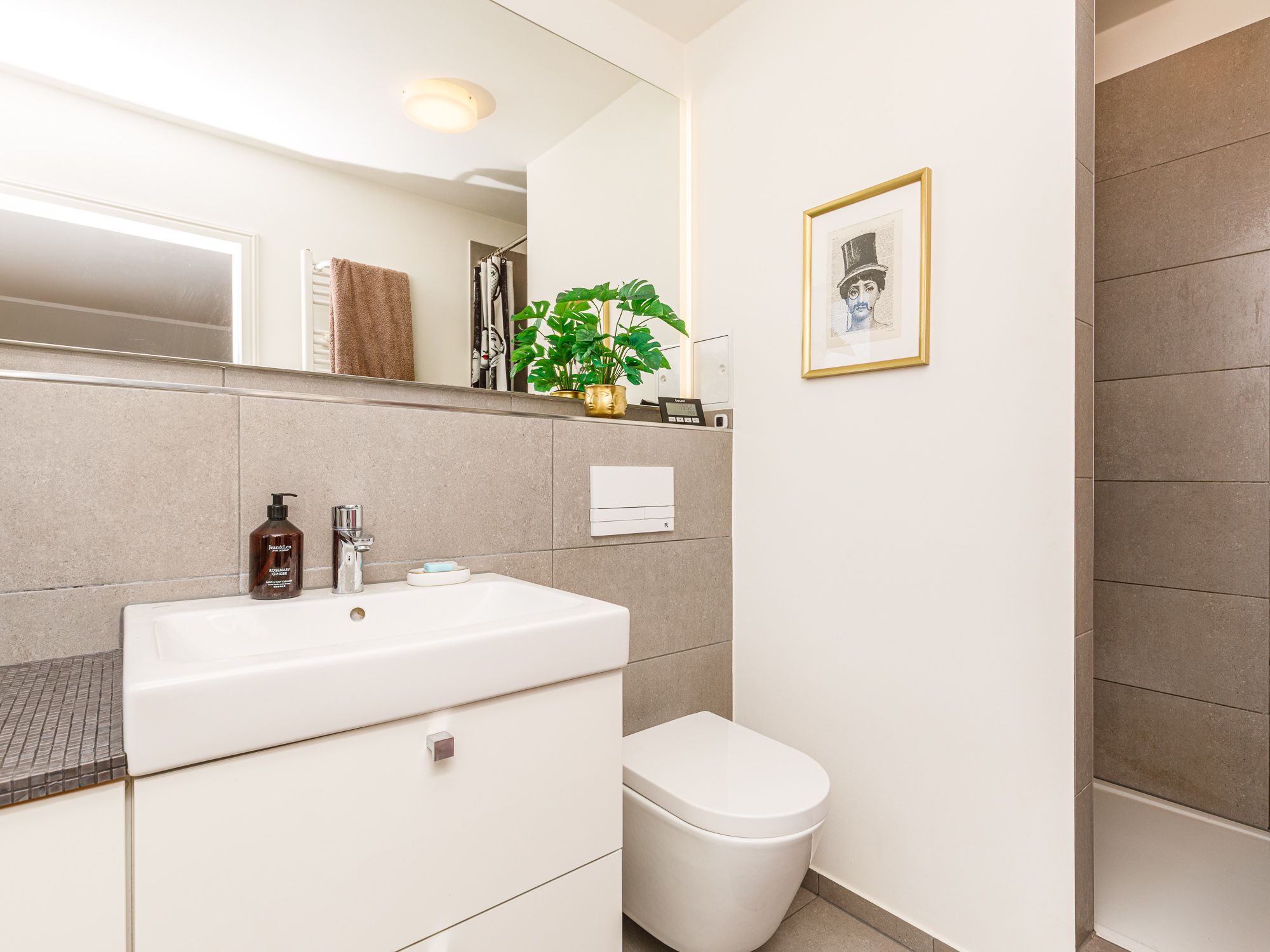 Modernes Bad mit walk-in Dusche 