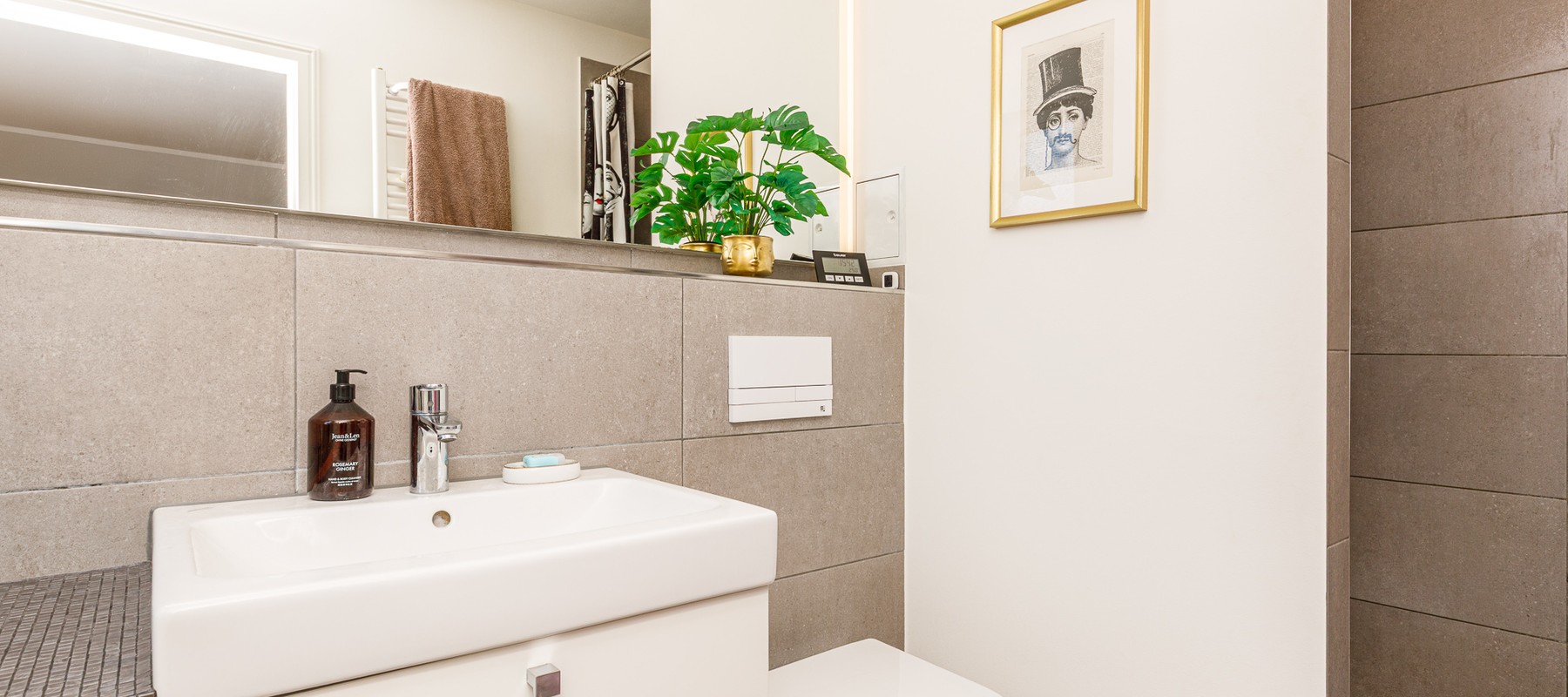 Modernes Bad mit walk-in Dusche Modernes Bad mit walk-in Dusche