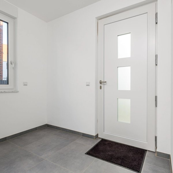 Eingangsbereich Haustür Glaseinsätze Fenster Fliesenboden