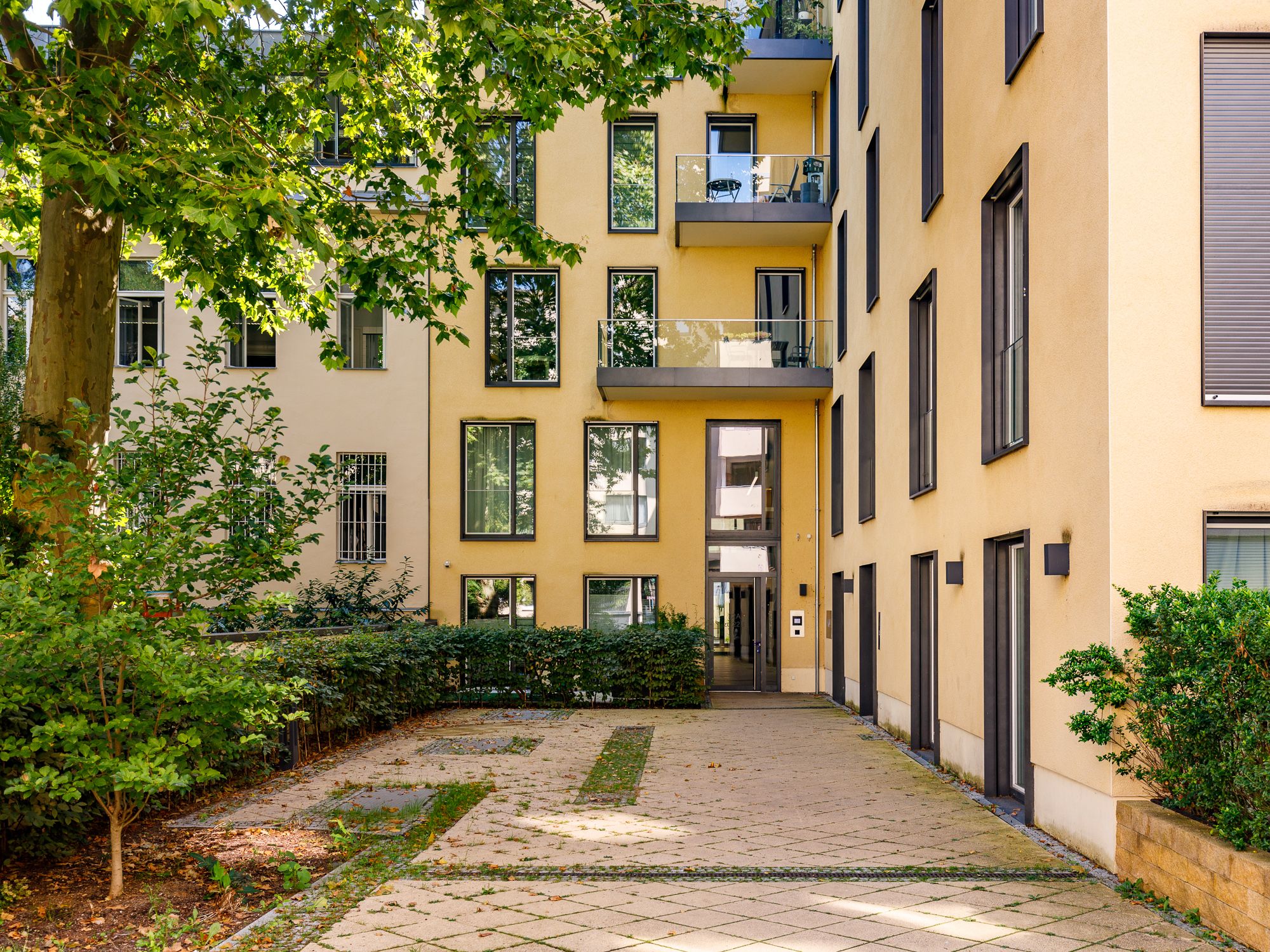 Modern accommodation in a quiet courtyard 