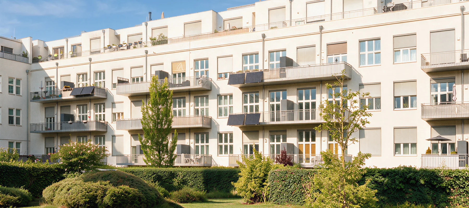 Open-Plan Apartment with a Sunny Balcony between Heinrich-Laehr-Park & Teltow Canal