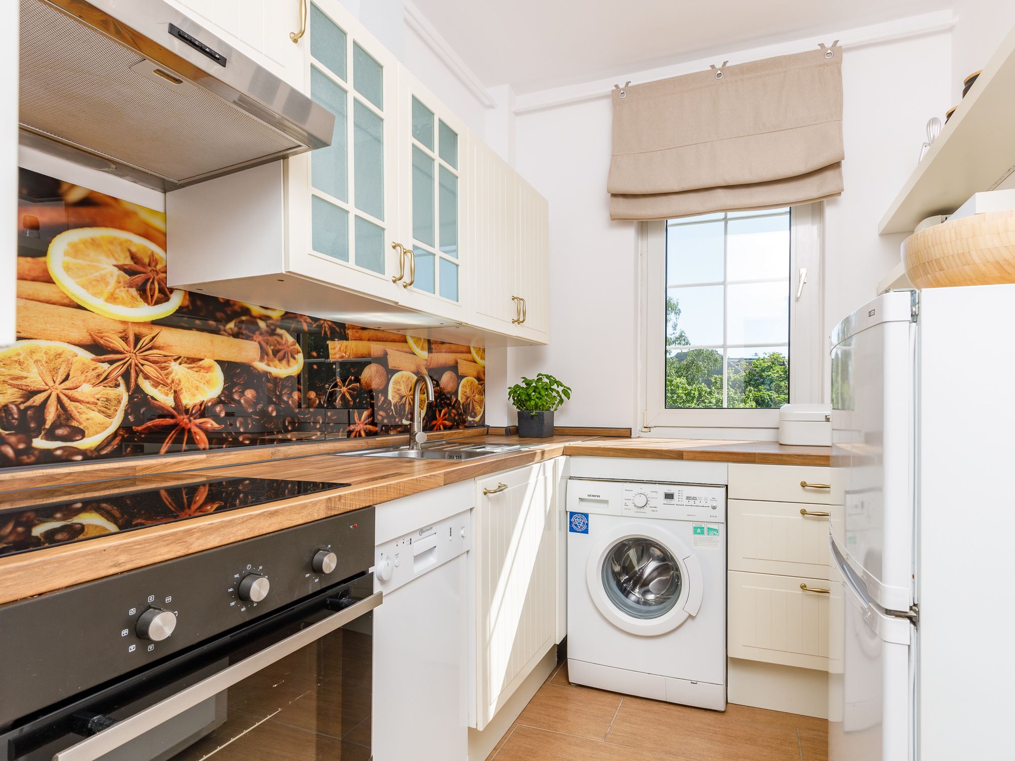 Neuwertige Einbauküche mit Vollausstattung