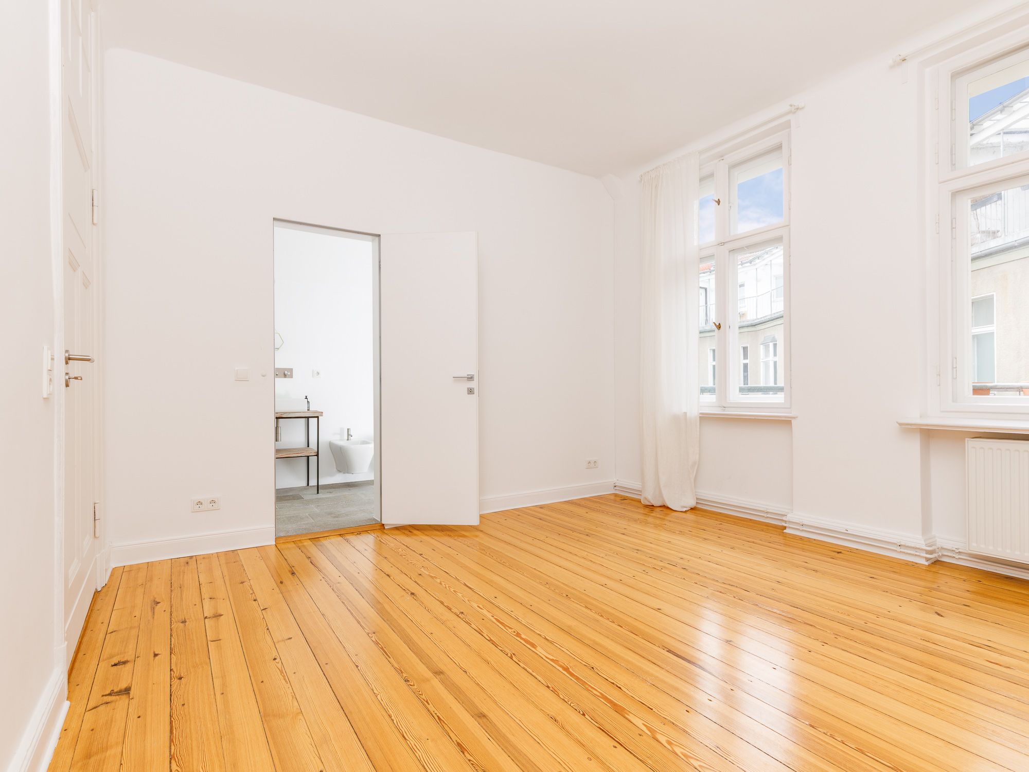 Stately apartment in an old building with separate living quarters, within walking distance of Bayerischer Platz