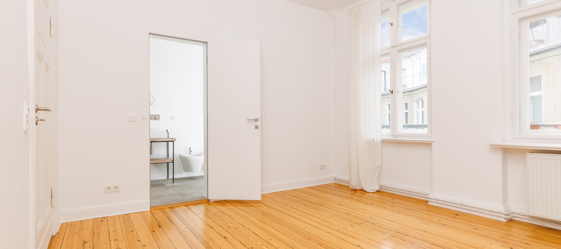 Stately apartment in an old building with separate living quarters, within walking distance of Bayerischer Platz