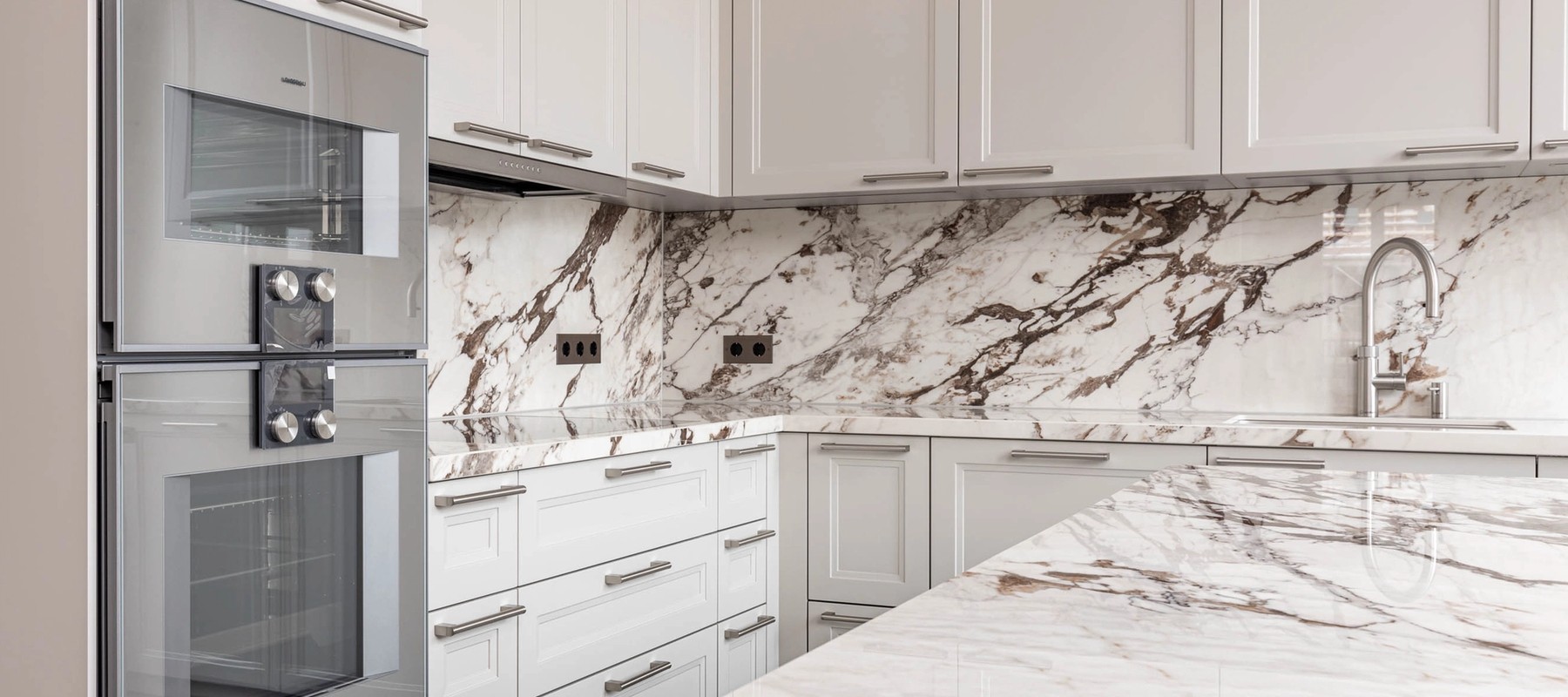 High-quality brand appliances and marble-look interior fittings High-quality brand appliances and marble-look interior fittings