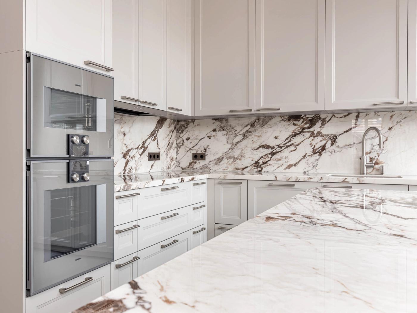 Hochwertige Markengeräte und Innenausstattung in Marmoroptik Hochwertige Markengeräte und Innenausstattung in Marmoroptik