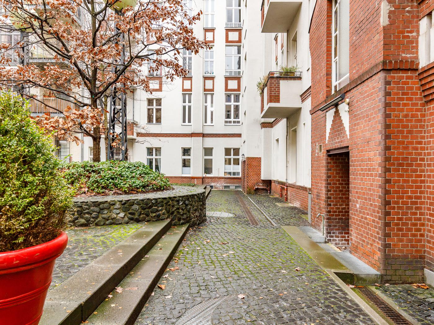 Großer Innenhof mit Baumbestand  Großer Innenhof mit Baumbestand